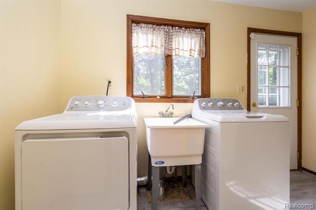 Builiding view thirty two for 22133 Meridian, Grosse Ile, MI. 48138