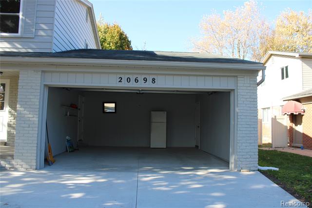 Builiding view two for 20698 Coachwood, Riverview, MI. 48193