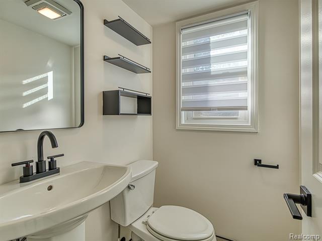 Builiding view seventeen for 1790 Evergreen, Trenton, MI. 48183