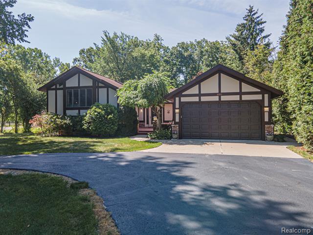 front view for 8511 Bridge, Grosse Ile, Mi. 48138