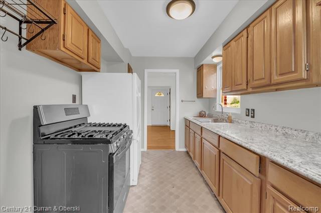 Builiding view five for 18616 Koester, Riverview, MI. 48193