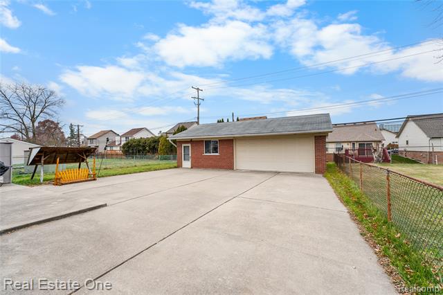 Builiding view four for 13918 Huntington, Riverview, MI. 48193