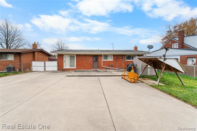 Builiding view seven for 13918 Huntington, Riverview, MI. 48193