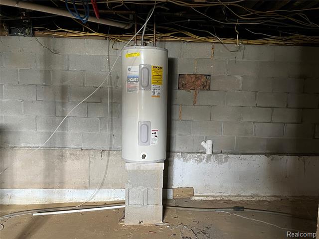 Builiding view eighty four for 35754 Erie, Rockwood, MI. 48173