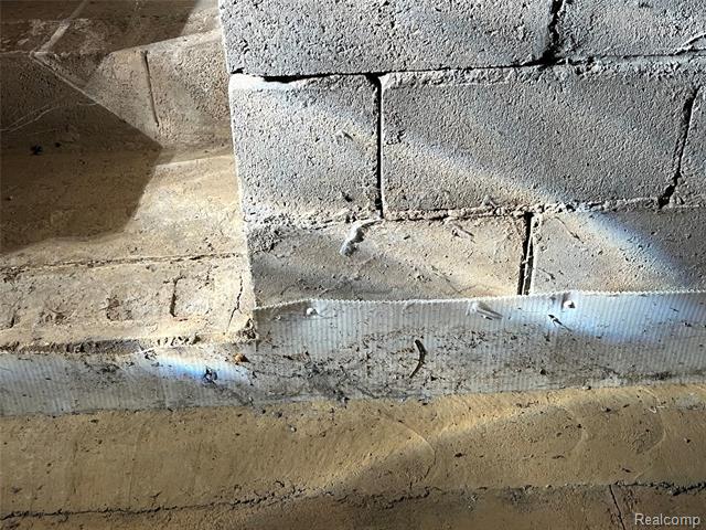 Builiding view eighty three for 35754 Erie, Rockwood, MI. 48173