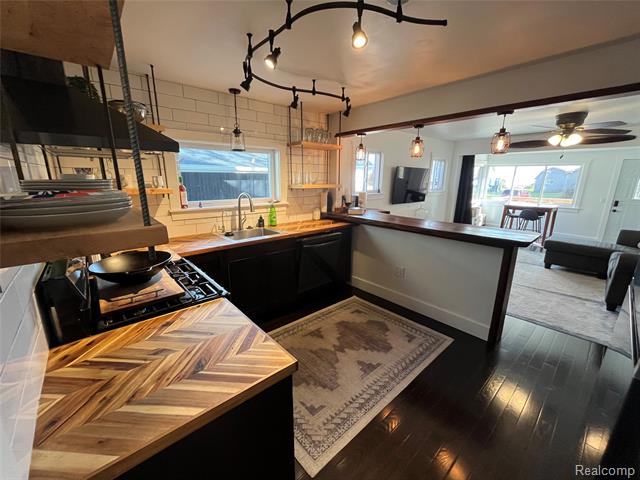 Builiding view forty eight for 35754 Erie, Rockwood, MI. 48173