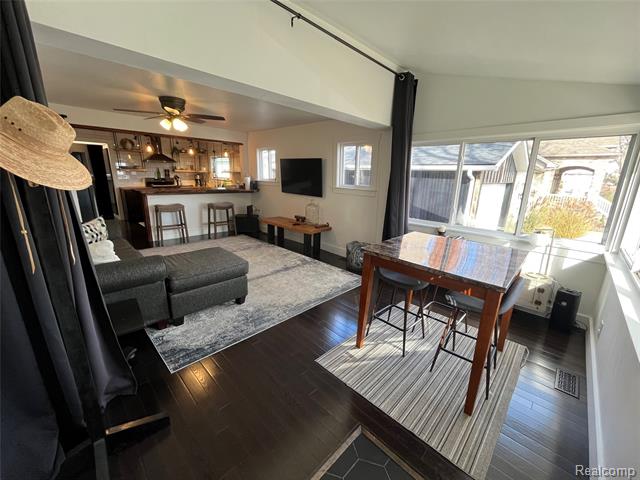 Builiding view thirty nine for 35754 Erie, Rockwood, MI. 48173