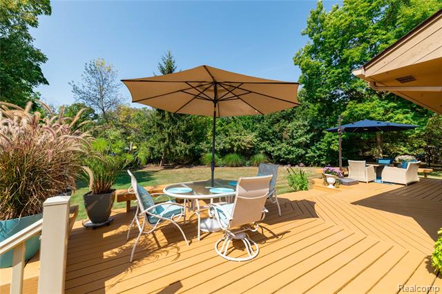 Builiding view fifty five for 29462 East River, Grosse Ile, MI. 48138