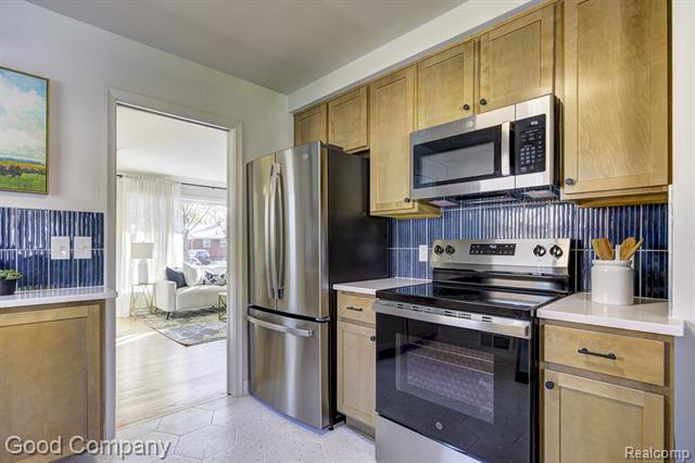 Builiding view eighteen for 24231 Ridgedale, Oak Park, MI. 48237