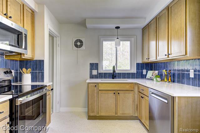 Builiding view eleven for 24231 Ridgedale, Oak Park, MI. 48237