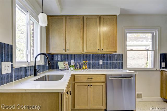 Builiding view fifteen for 24231 Ridgedale, Oak Park, MI. 48237