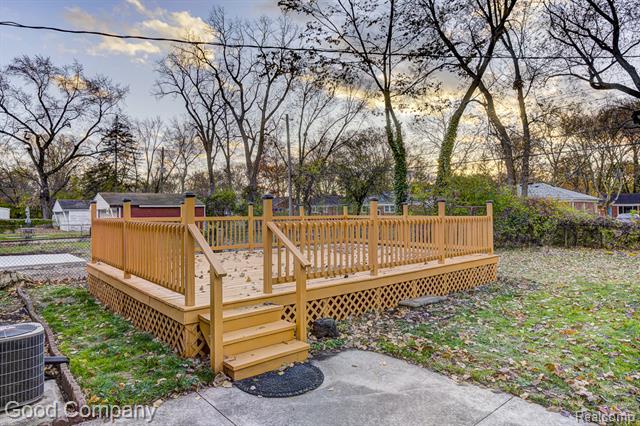 Builiding view forty one for 24231 Ridgedale, Oak Park, MI. 48237