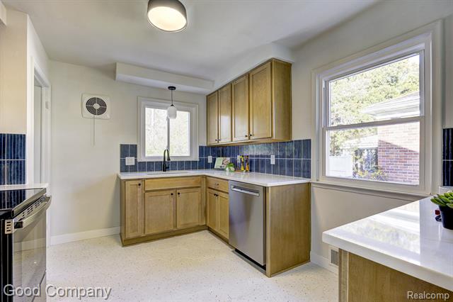 Builiding view nine for 24231 Ridgedale, Oak Park, MI. 48237