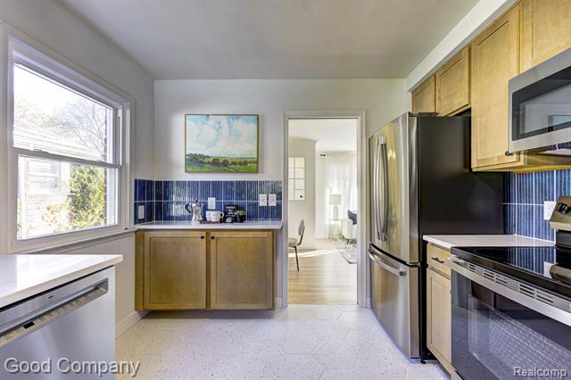 Builiding view seventeen for 24231 Ridgedale, Oak Park, MI. 48237