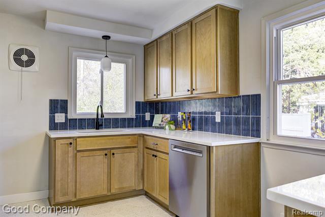 Builiding view ten for 24231 Ridgedale, Oak Park, MI. 48237