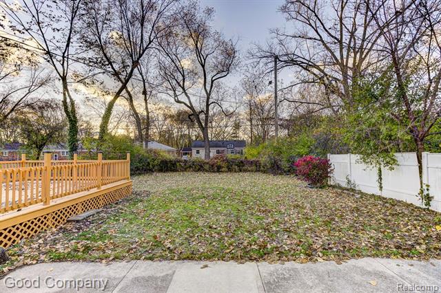 Builiding view thirty seven for 24231 Ridgedale, Oak Park, MI. 48237