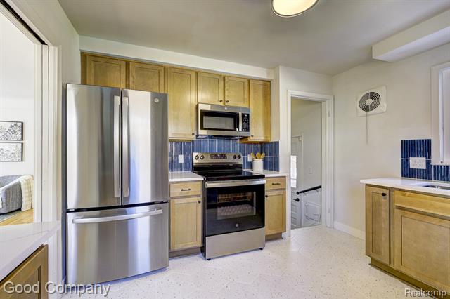 Builiding view twelve for 24231 Ridgedale, Oak Park, MI. 48237