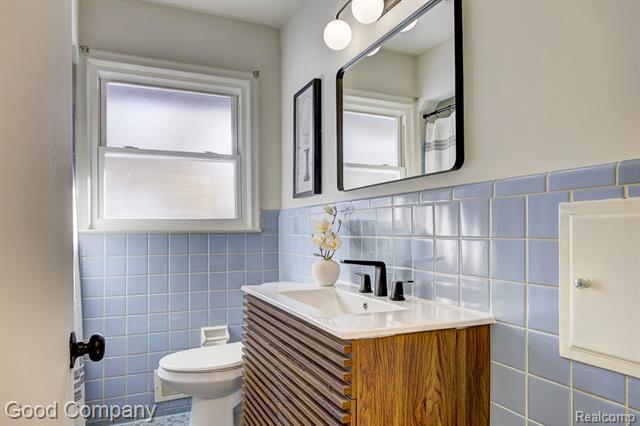 Builiding view twenty one for 24231 Ridgedale, Oak Park, MI. 48237