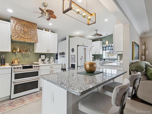 Builiding view eighteen for 404 Pine, Wyandotte, MI. 48192