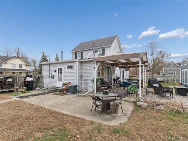 Builiding view forty six for 404 Pine, Wyandotte, MI. 48192