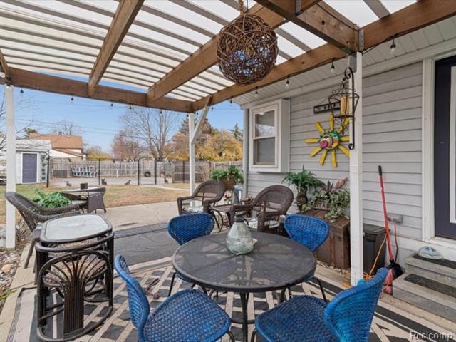 Builiding view forty two for 404 Pine, Wyandotte, MI. 48192