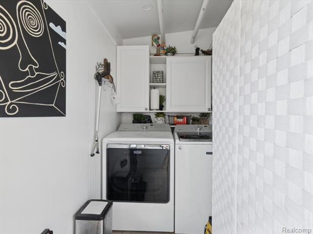 Builiding view forty for 404 Pine, Wyandotte, MI. 48192