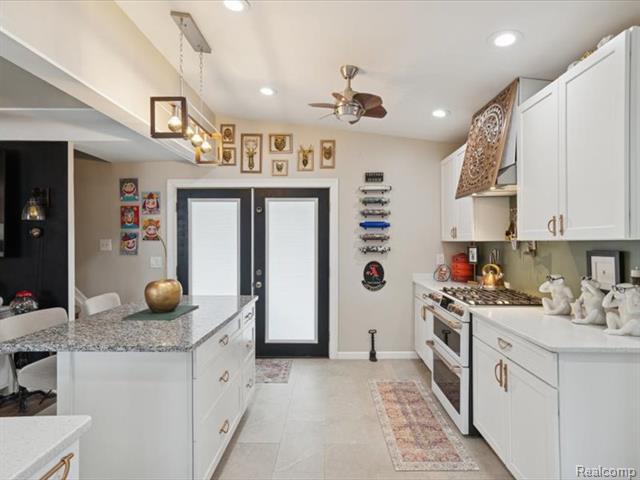 Builiding view fourteen for 404 Pine, Wyandotte, MI. 48192