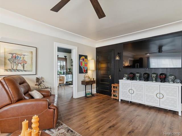 Builiding view seven for 404 Pine, Wyandotte, MI. 48192