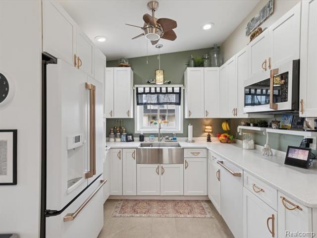 Builiding view seventeen for 404 Pine, Wyandotte, MI. 48192