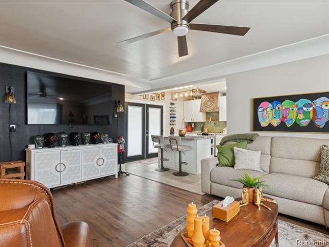 Builiding view six for 404 Pine, Wyandotte, MI. 48192