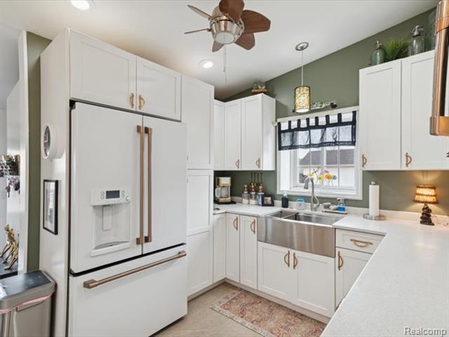 Builiding view thirteen for 404 Pine, Wyandotte, MI. 48192