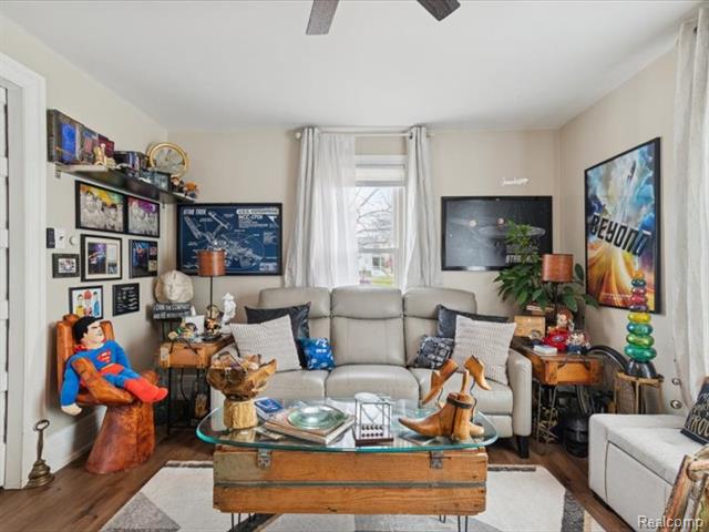 Builiding view thirty nine for 404 Pine, Wyandotte, MI. 48192