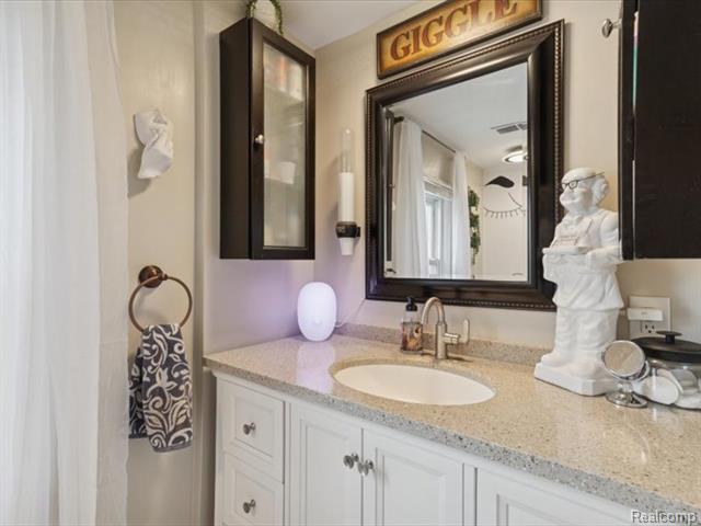 Builiding view thirty one for 404 Pine, Wyandotte, MI. 48192