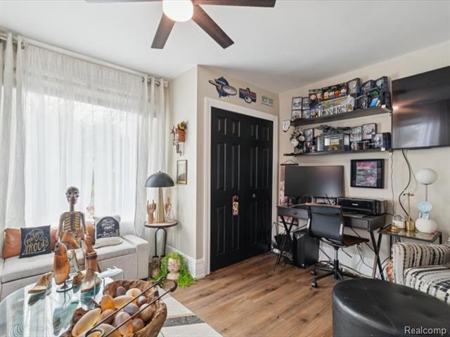 Builiding view thirty seven for 404 Pine, Wyandotte, MI. 48192