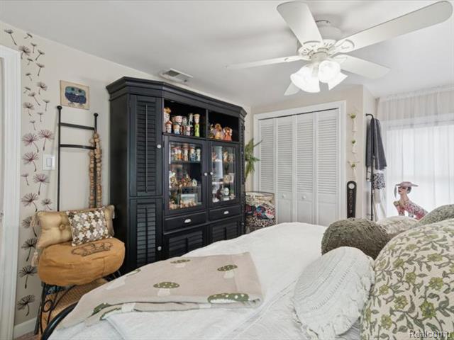 Builiding view thirty three for 404 Pine, Wyandotte, MI. 48192