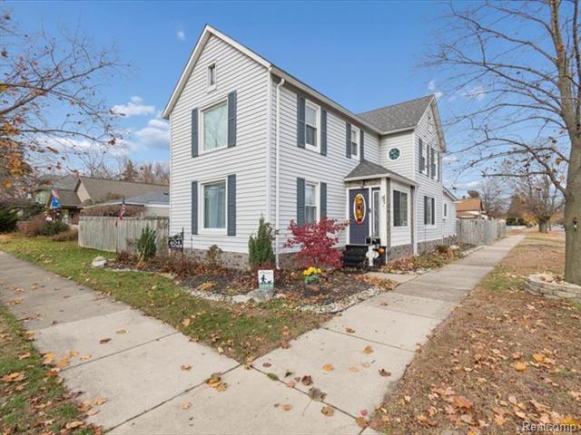 Builiding view two for 404 Pine, Wyandotte, MI. 48192