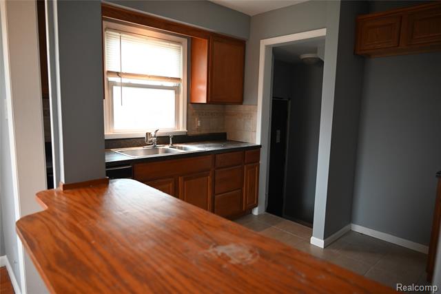 Builiding view nine for 14613 Trenton, Southgate, MI. 48195