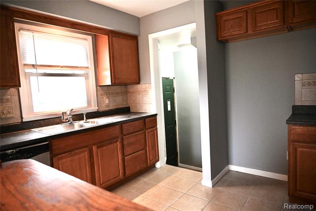 Builiding view seven for 14613 Trenton, Southgate, MI. 48195