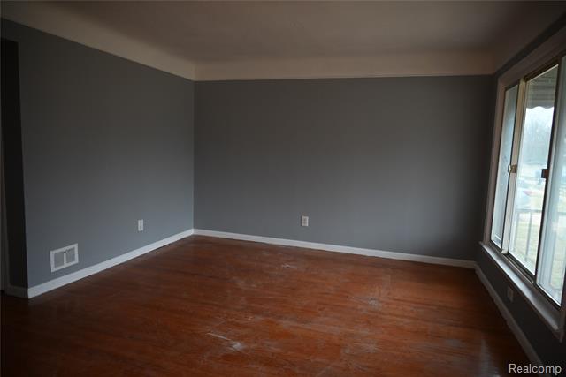 Builiding view seventeen for 14613 Trenton, Southgate, MI. 48195