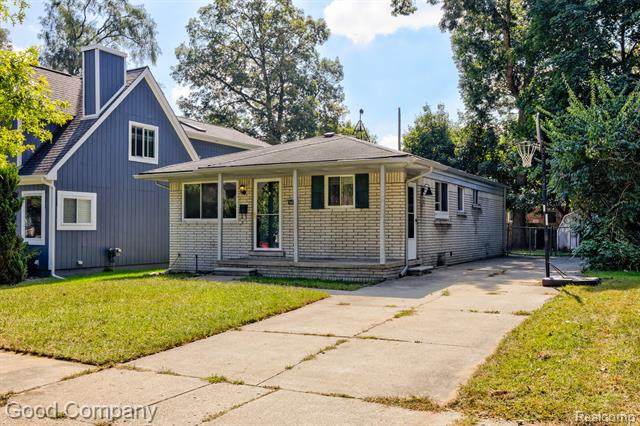 front view for 8449 Yale St, Oak Park, Mi. 48237