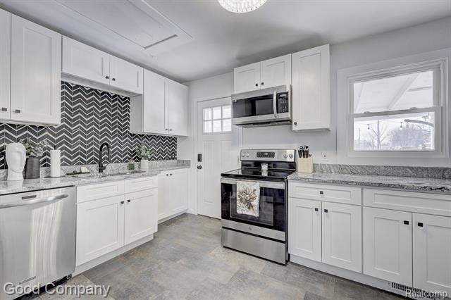 Builiding view thirteen for 1902 Moorhouse, Ferndale, MI. 48220