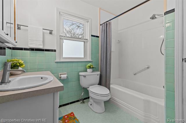 Builiding view eleven for 2343 17Th, Wyandotte, MI. 48192