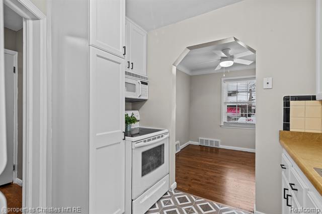 Builiding view seven for 2343 17Th, Wyandotte, MI. 48192