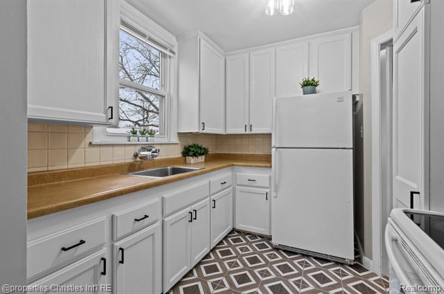 Builiding view six for 2343 17Th, Wyandotte, MI. 48192