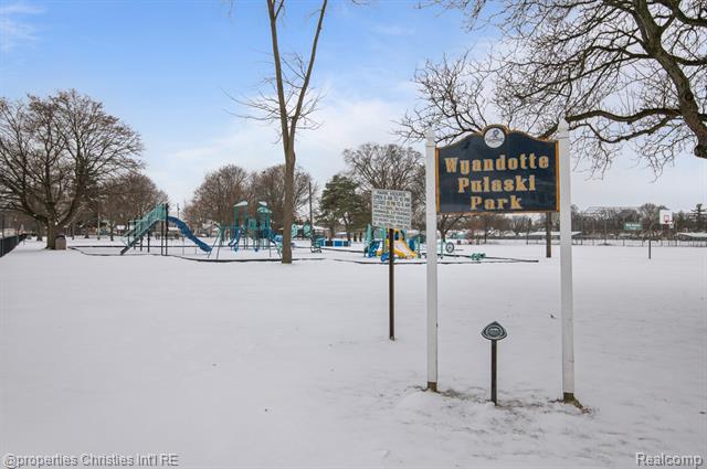 Builiding view twenty four for 2343 17Th, Wyandotte, MI. 48192