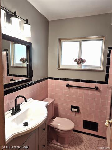 Builiding view nineteen for 13688 Commonwealth, Southgate, MI. 48195