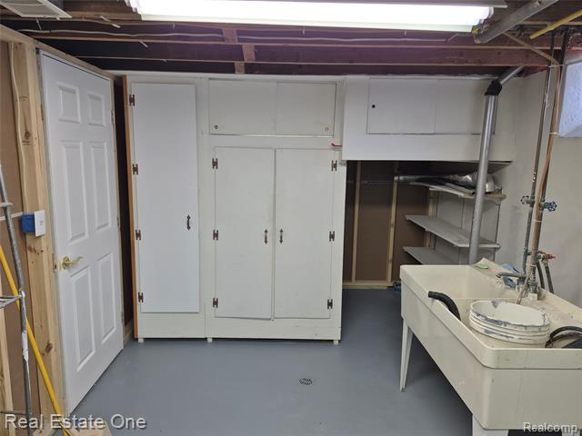Builiding view thirty three for 13688 Commonwealth, Southgate, MI. 48195