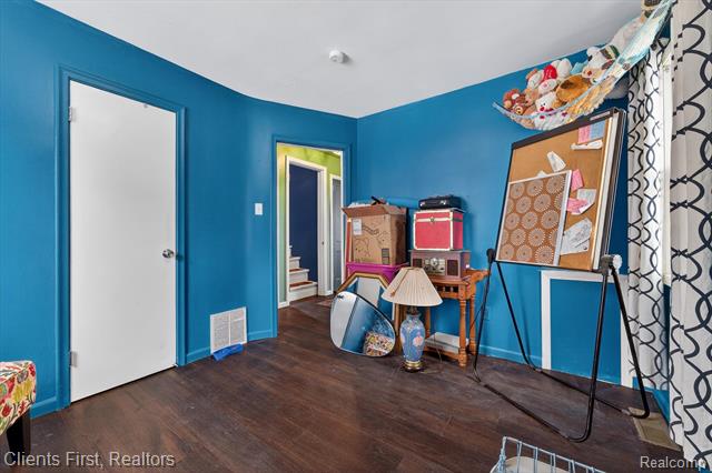 Builiding view seventeen for 13498 Callender, Southgate, MI. 48195