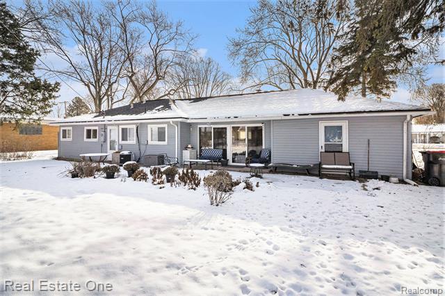 Builiding view fifteen for 17638 New Hampshire, Southfield, MI. 48075