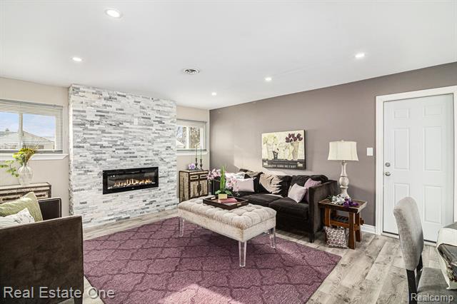 Builiding view nine for 17638 New Hampshire, Southfield, MI. 48075